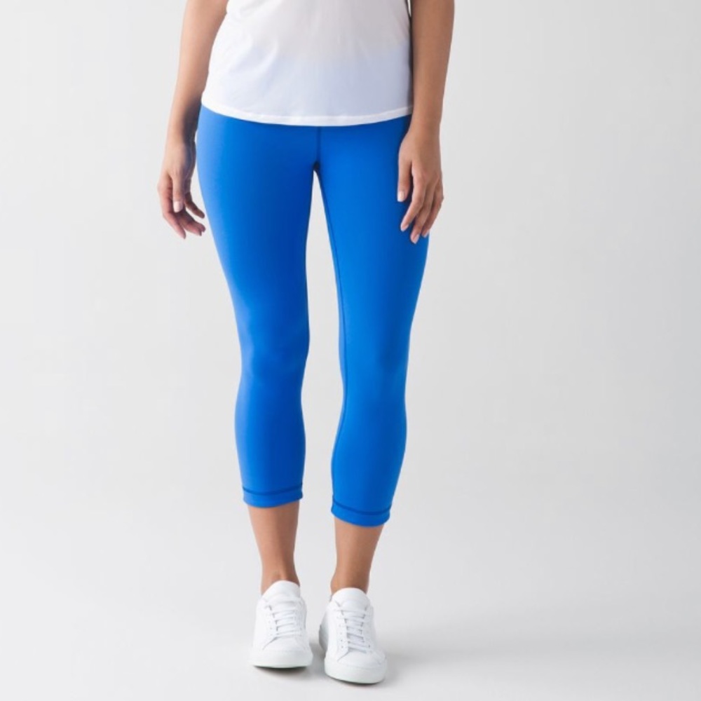 NWOT! Blue lululemon wunder under crops